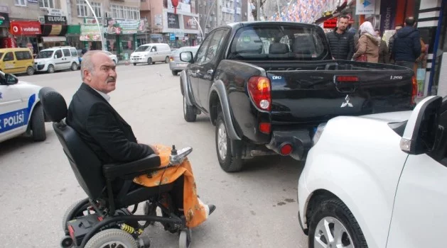 Engelli rampasına park etti, bedensel engelli yolda kaldı