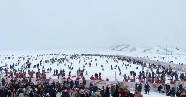 Erciyes’te kar bereketi: Binlerce turist pistleri doldurdu