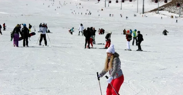 Erciyes’te kar kalınlığı 2 metreye yaklaştı, pistler tatilcilerle doldu