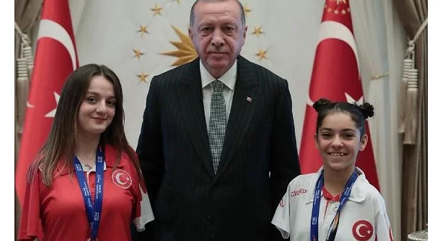 Erdoğan, milli sporcular Sümeyye ve Sevilay'ı kabul etti