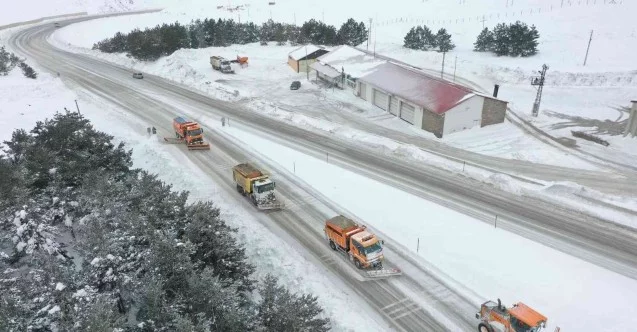Erzincan’da kar ve tipi, karayolu, demiryolu ile havayolu ulaşımını aksattı