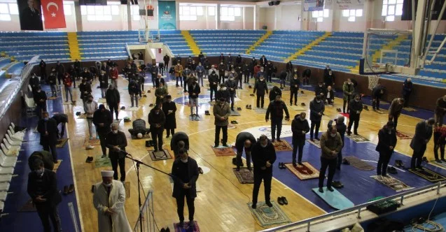 Erzurum’da cuma namazı spor salonlarında kılındı