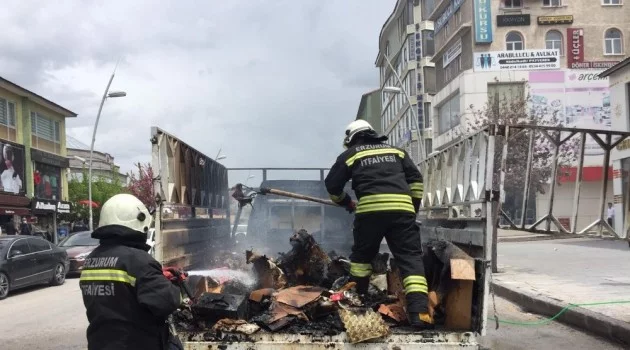 Erzurum’da otomobil cadde ortasında yandı