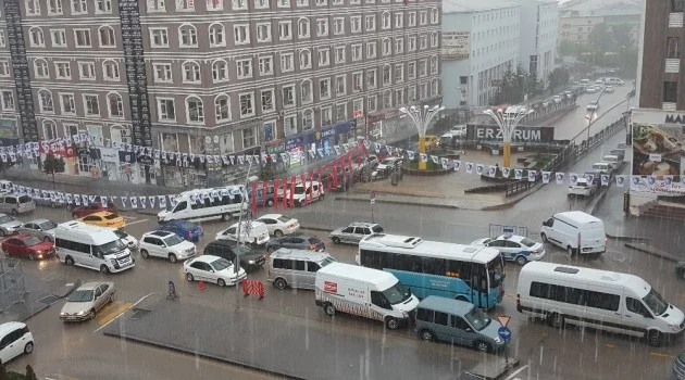 Erzurum’daki sel baskınında birçok araç yolda mahsur kaldı