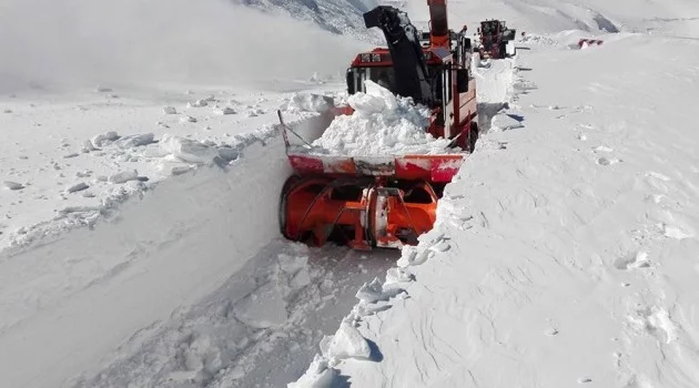 Erzurum’un yüksek kesimlerinde karla mücadele