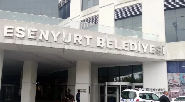Esenyurt Belediye binasında bıçaklı intihar girişimi