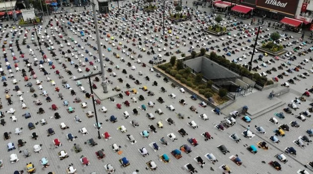 Esenyurt Meydan’da yüzlerce kişilik sosyal mesafeli cuma namazı
