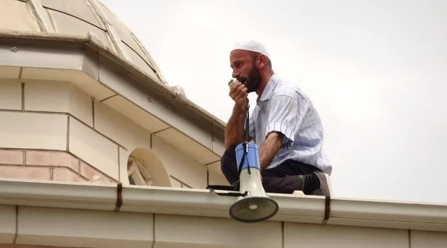 Eski eşi çocuğunu göstermeyince kayınpederinin imamlık yaptığı caminin çatısına çıktı