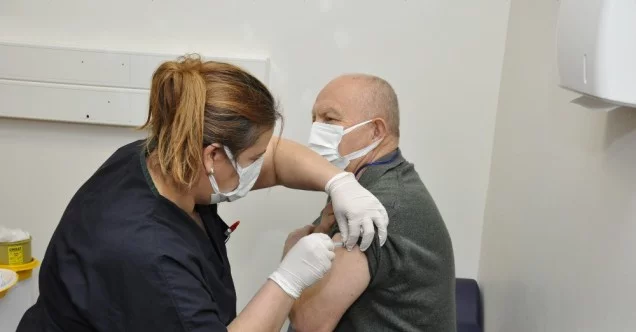 Eskişehir’de görevli sağlık çalışanlarına aşı yapılmaya başlandı