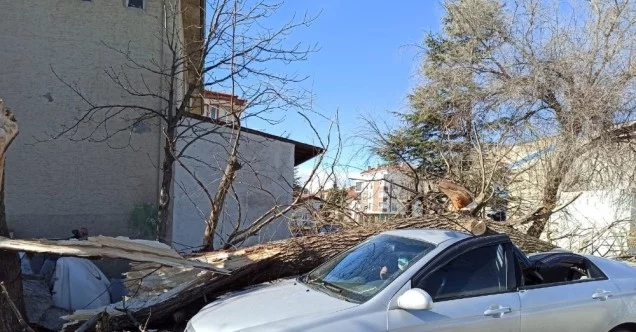 Eskişehir’de rüzgârın şiddeti saate 89 kilometreye ulaştı