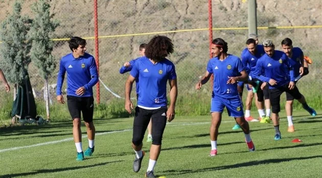 Evkur Yeni Malatyaspor top başı yaptı