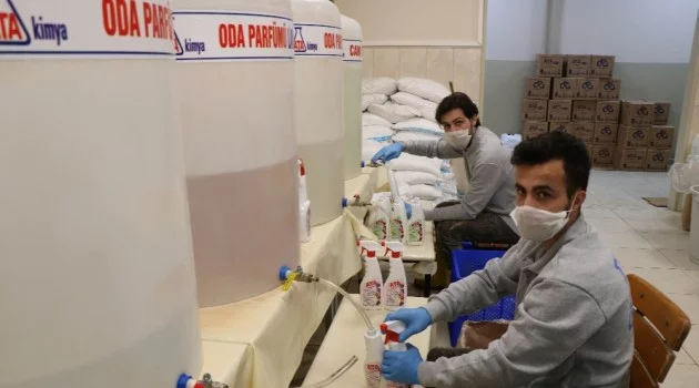 Fabrika gibi okul Türkiye’ye dezenfektan üretiyor
