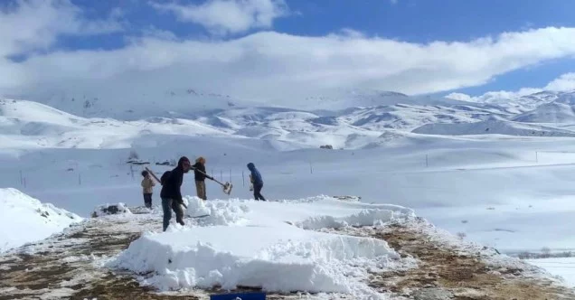 Faraşin Yaylası’nda yaşayan ailenin karla mücadelesi