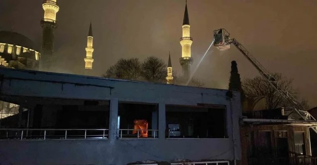 Fatih’te 3 katlı metruk bina alev alev yandı