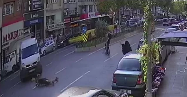 Fatih’te elektrikli scooter ile minibüs çarpıştı, kaza anları kamerada