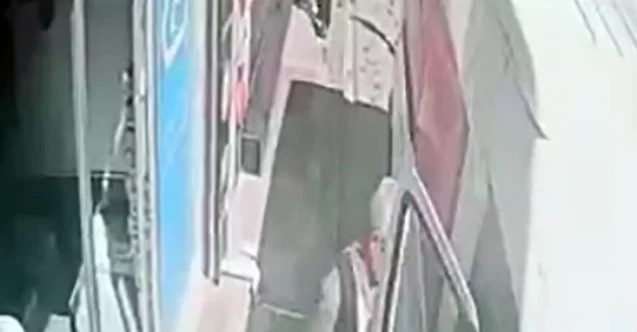 Fatih’te minibüste bırakılan hırkayı çalan şahıs kamerada