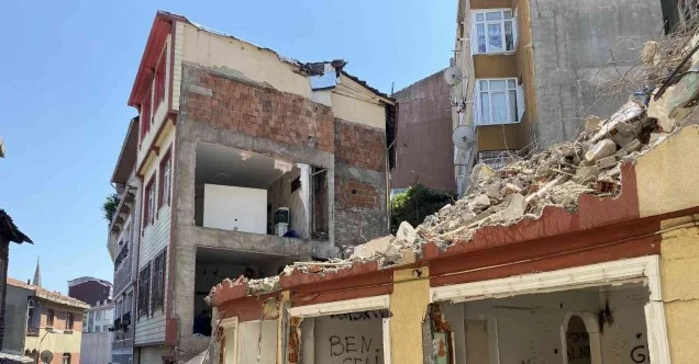 Fatih’te yıkılan binanın bitişiğindeki 3 daire duvarsız kaldı