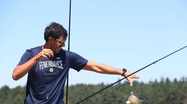 Fenerbahçe Beko oyuncusu Topuk Göletinde balık tuttu