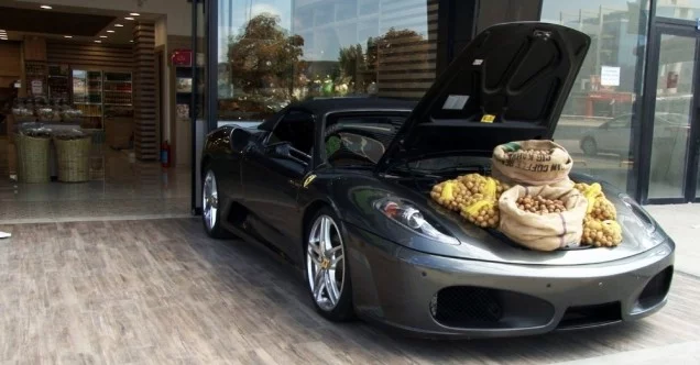 Ferrari bagajında ceviz satışı