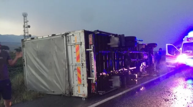 Fırtına kamyon devirdi: 3 yaralı