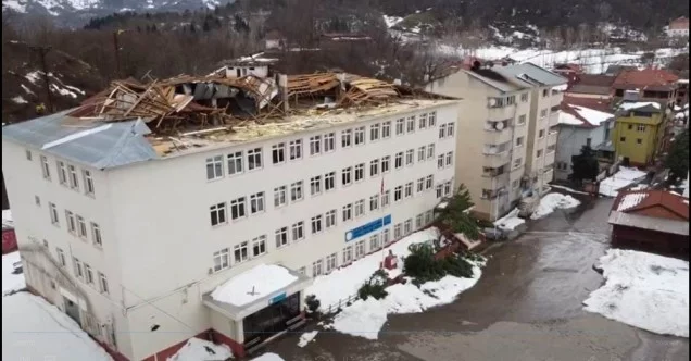 Fırtınada okul çatısı uçtu