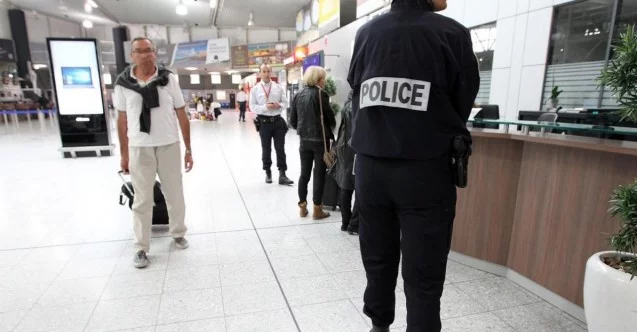 Fransa’da havalimanındaki bıçaklı saldırgan öldürüldü