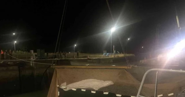 Fransa’da nehirde mahsur kalan beyaz balina 6 saatlik operasyonla sudan çıkarıldı