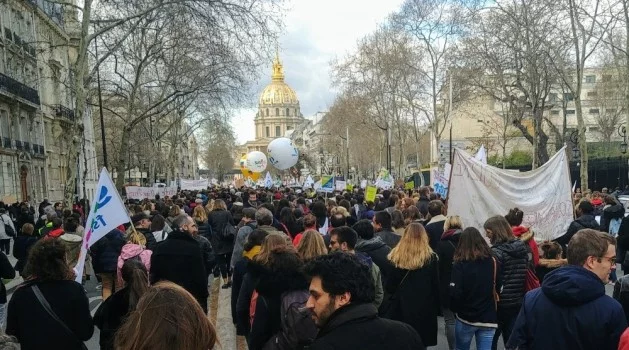 Fransa’da öğretmenler eğitim yasa tasarılarını protesto etti