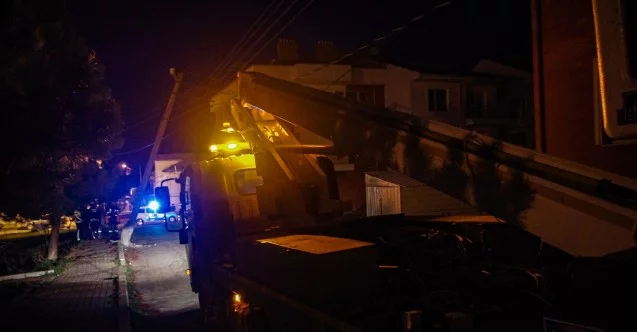 Freni boşalan kamyon elektrik direğine çarptığı, mahalle elektriksiz kaldı