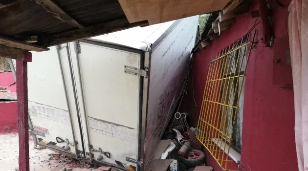 Freni boşalan park halindeki kamyonet eve çarptı