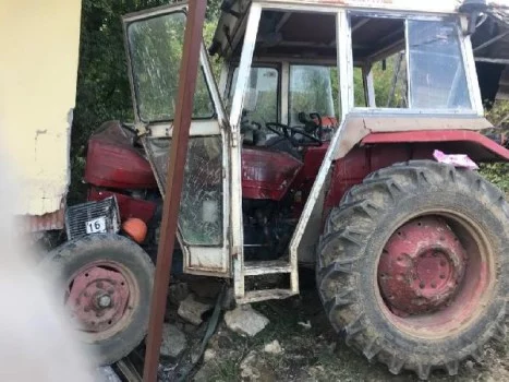 Freni boşalan traktör evin duvarına çarptı: 2 yaralı