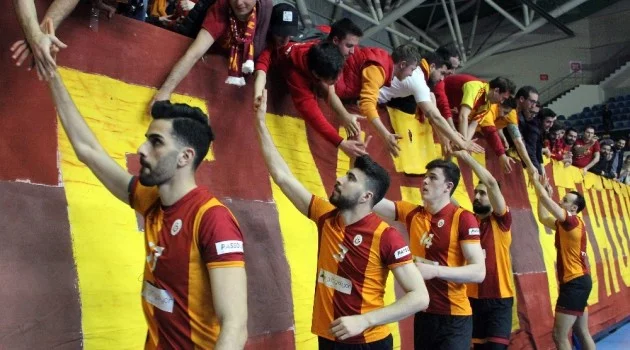 Galatasaray Erkek Voleybol Takımı’na madalyalarını Mustafa Cengiz verdi