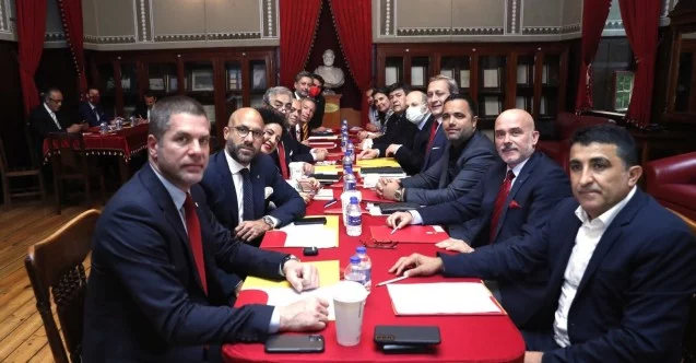Galatasaray’da yeni yönetim ilk toplantısını Galatasaray Lisesi’nde yaptı