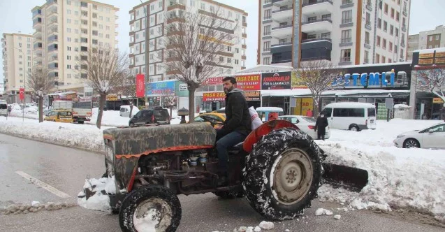 Gaziantep’te vatandaş traktörüyle karları temizledi