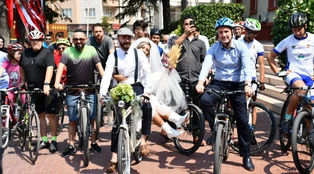 Gelin ile damattan bisikletli düğün konvoyu