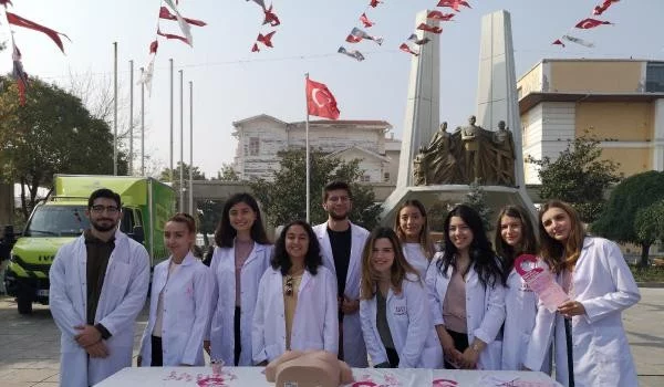 Genç tıpçılar meme kanseri için sokakta