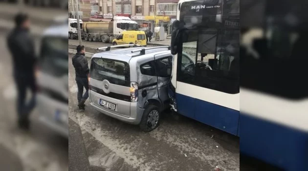 Geri dönmeye çalışan otomobile belediye otobüsü çarptı