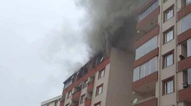 Giresun’da bir evin çatı katında çıkan yangın söndürülmeye çalışılıyor