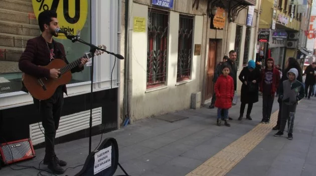 Giresun’da sokak müzisyenleri depremzedeler için çaldı