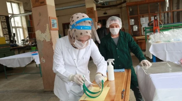 Gönüllü öğretmen ve okul personeli sağlıkçılara ’Koruyucu yüz siperliği’ üretiyor