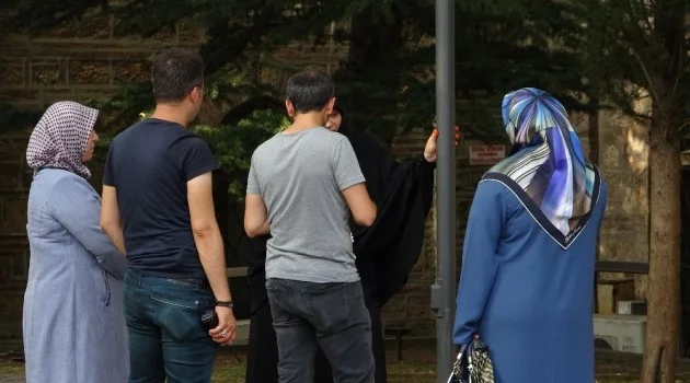 Bursa Ulucami'de yaşlı kadın neye uğradığını şaşırdı