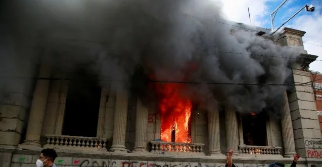 Guatemala’da göstericiler Kongre binasını basıp, ateşe verdi