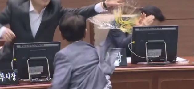 Güney Kore’de belediye başkanına yumurta fırlatıldı