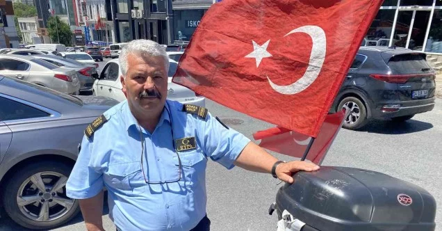 Güngören’de Türk bayrağını motosikletin üstünden alan kişiyi sopayla kovaladı
