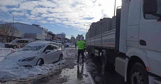Günlerdir kapalı halde olan Hadımköy yolu araçların çekilmesiyle trafiğe açıldı