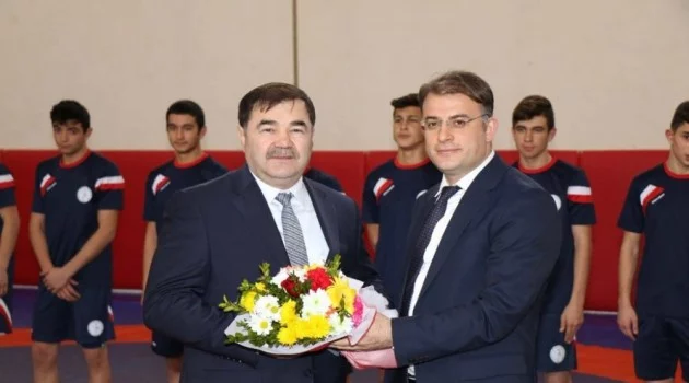 Güreş Federasyonu Başkanı Musa Aydın, gençlere malzeme dağıttı