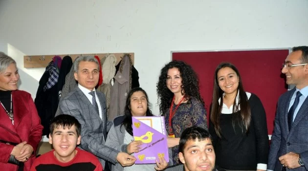 Güzelköy Özel Eğitim Merkezi öğrencileri karnelerini Kaymakamdan aldı