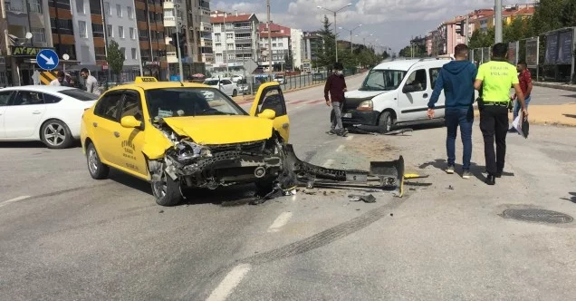 Hafif ticari araç ile ticari taksi çarpıştı: 2 yaralı
