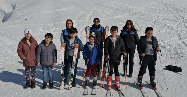 Hakkari polisi çocukları kayak merkezinde sevindirdi
