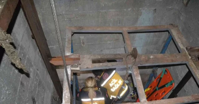 Halatı boşalan asansör zemine çakıldı, sıkışan 2 işçi yaralandı